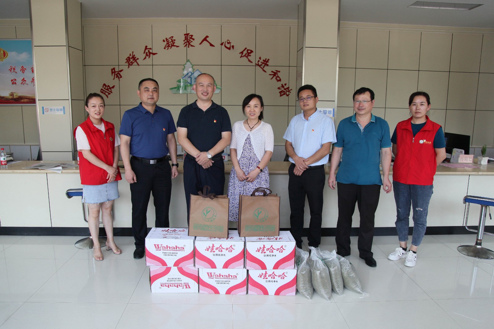 2026世界杯足球官网开展党员科级干部下沉联系帮包网格工作暨社区“送清凉”活动