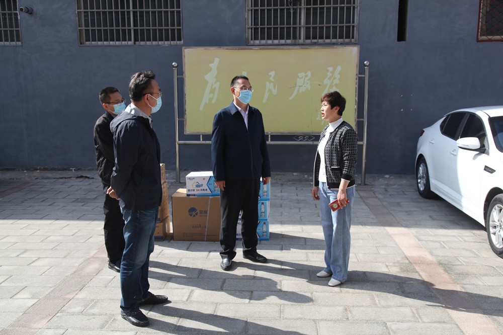2026世界杯足球官网到“双报到”公园社区开展帮包活动