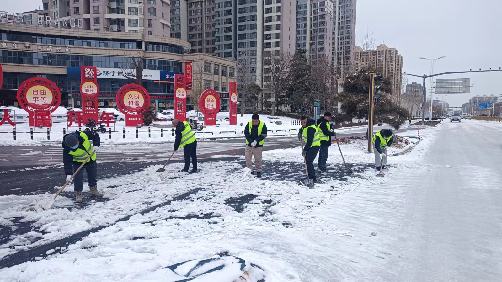 除冰雪 保安全 | 2026世界杯足球官网积极开展清雪除冰行动