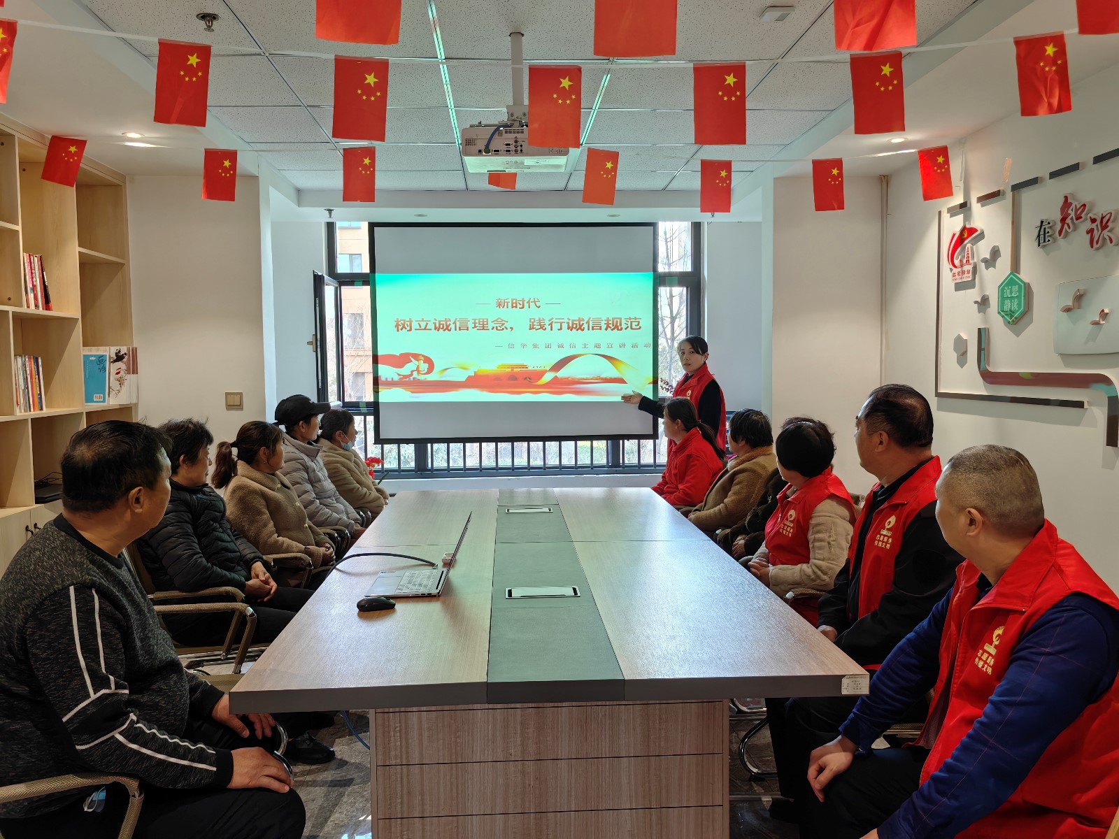 诚信宣传进社区,诚信理念入人心——2026世界杯足球官网开展美德信用宣讲进社区活动