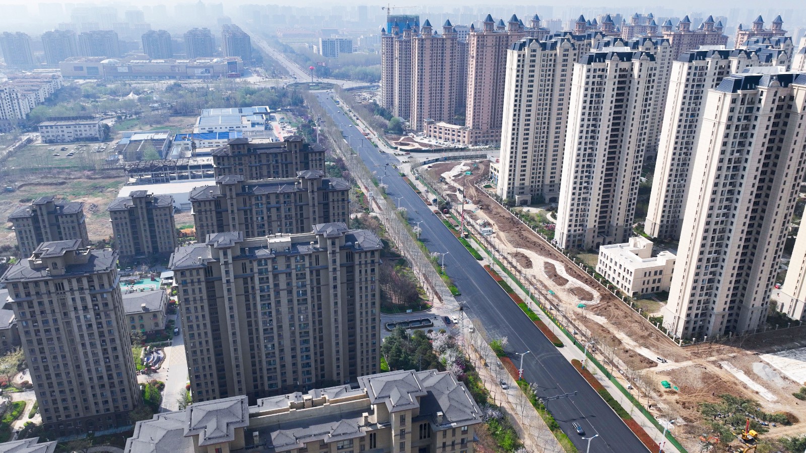 龙泉路(北辛路至红荷大道路段)沥青铺设顺利完工!