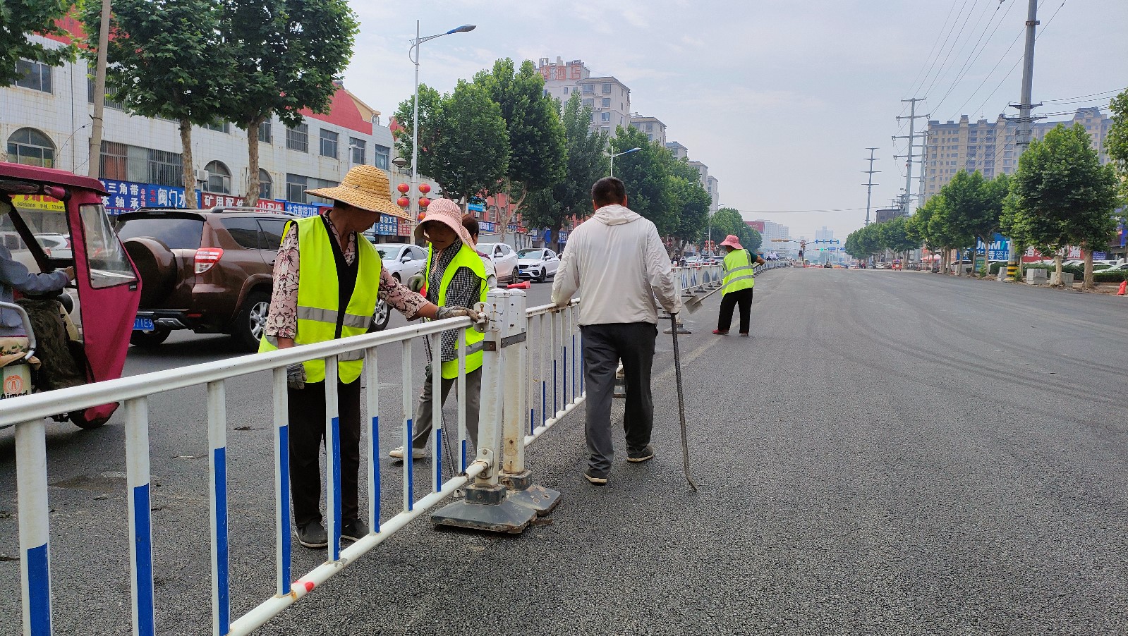 平行路(荆河东路至沿河路段)主车道顺利完成沥青铺设